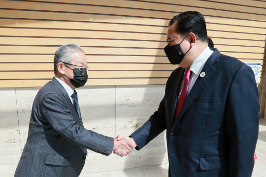 권태신(왼쪽) 전국경제인연합회 부회장과 우마르 하디 주한인도네시아 대사가 16일 서울 여의도 전경련회관 컨퍼런스센터에서 열린 '2021 인도네시아 옴니버스법과 인도네시아 진출방안 세미나'에서 악수하고 있다. <전경련 제공>